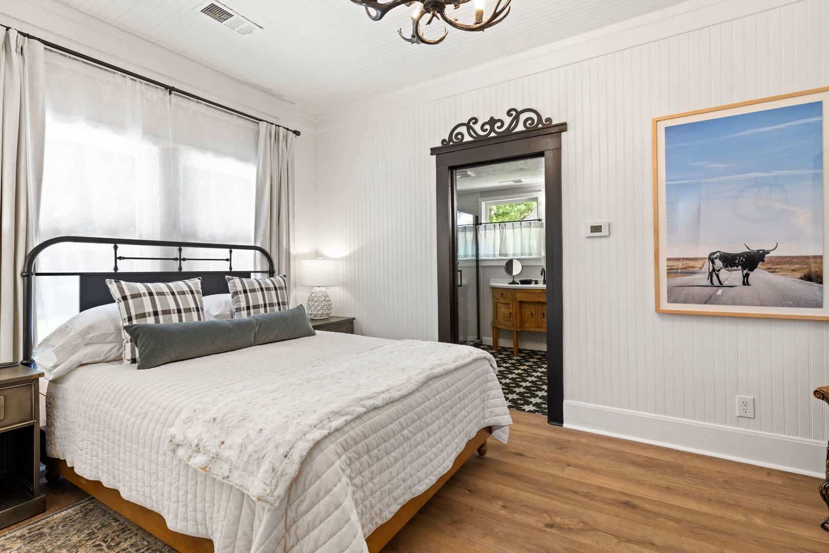 1 dormitorio, tabla de planchar con plancha, wifi y ropa de cama