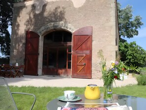 Outdoor dining - Holiday Home 'Le Gîte Du Petit Verdot' with Wi-Fi and Air Conditioning (Béziers)