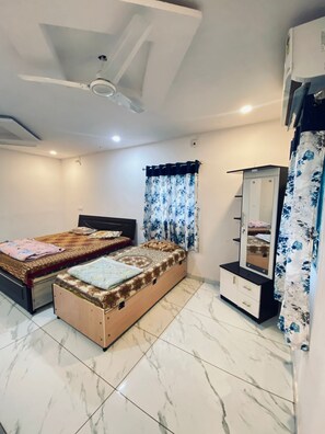 Family Room, Balcony - Radheshyam homestay (Garudeshwar)