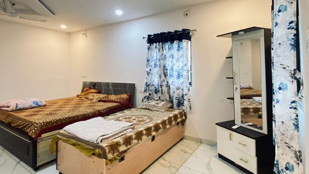 Un dormitorio con cama, armario, espejo y ventilador de techo.