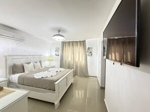 3 bedrooms, iron/ironing board, WiFi, bed sheets - Modern Penthouse /Private Jacuzzi (Santiago de los Caballeros)