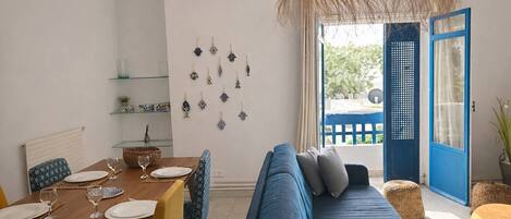 Apartment, 2 Bedrooms | Dining room