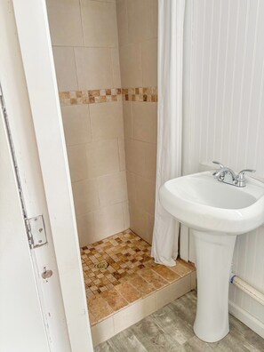 Ferienhütte, 2 Schlafzimmer, Terrasse, Strandblick | Badezimmer