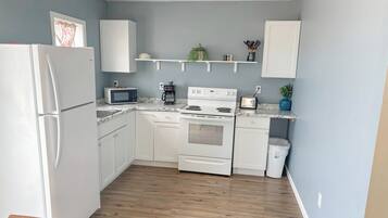 Cabin, 3 Bedrooms, Patio, Beach View | Private kitchen