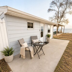Ferienhütte, 2 Schlafzimmer, Terrasse, Strandblick | Speisen im Freien