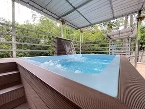Outdoor spa tub - Vrbo Property (Jarabacoa)