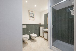 Regadera, bidet, toallas, shampoo 
