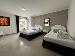 Habitación triple clásica, balcón, vista a la ciudad | Wifi gratis 
