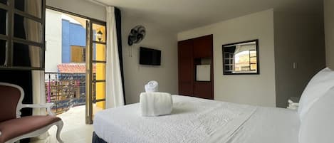 Chambre double, balcon, vue sur la ville | AccĂšs au Wi-Fi (inclus)