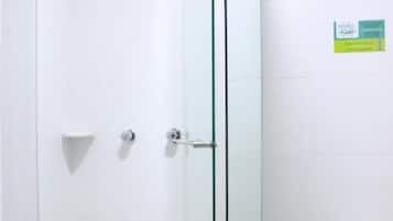 Camera doppia, balcone, vista città | Bagno