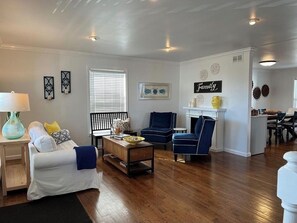 Living area - Serene 3-bedroom beach house with AC in charming Lake Como (Belmar)