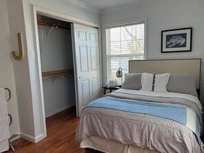 Room - Serene 3-bedroom beach house with AC in charming Lake Como (Belmar)