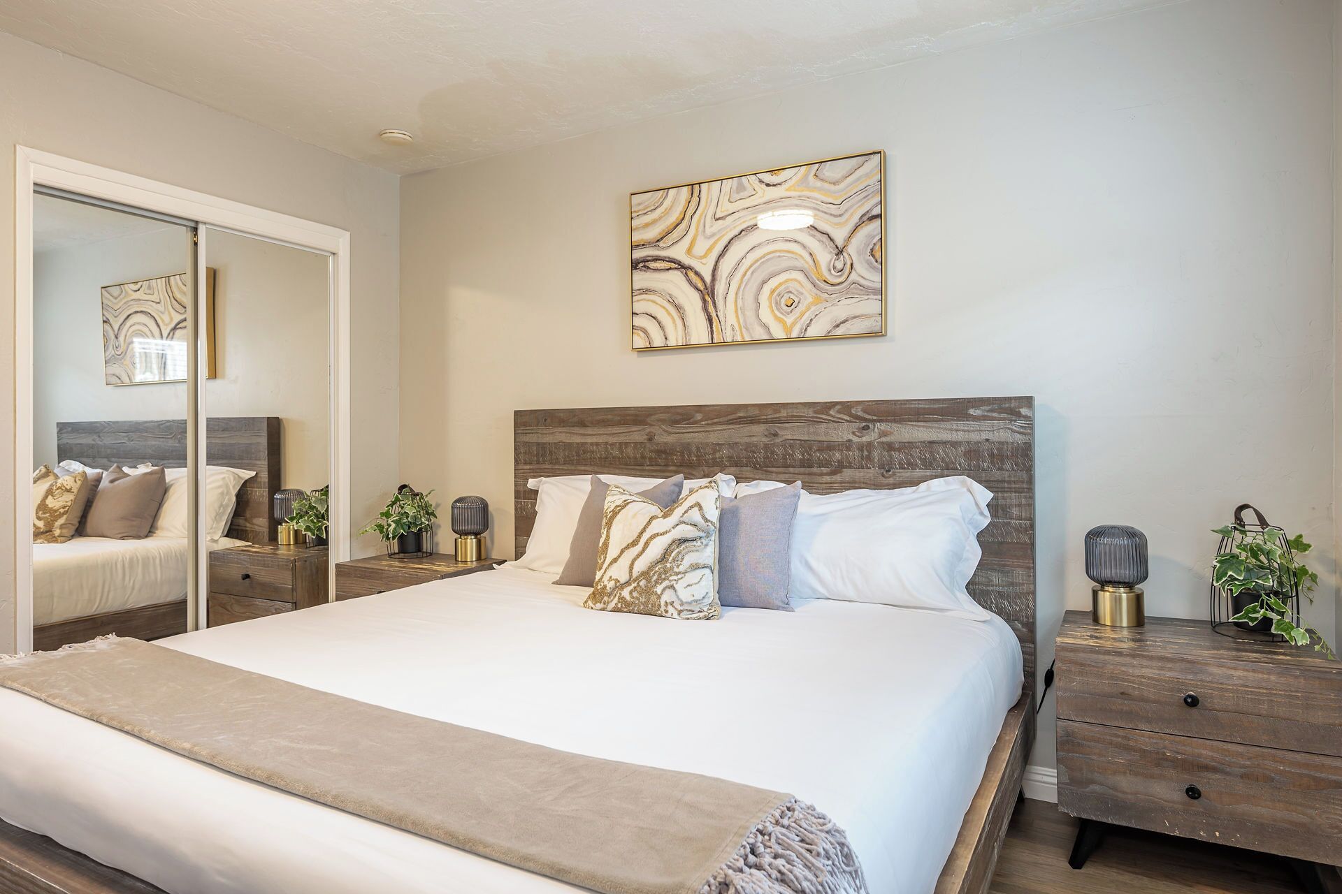 3 habitaciones, tabla de planchar con plancha y cuna de viaje 