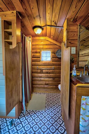 Eco-friendly toiletries, hair dryer, towels, soap - Log Cabin Home  3 Private Acres (Wimberley)