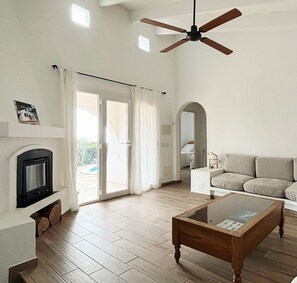 TV, fireplace - Villa MAR BLAU, sea views, 6 pax, Air Conditioning (Binisafuller)