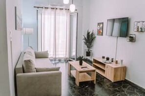 Smart TV, books - 'Stoa Apartment' at Rethymno center (Rethymno)