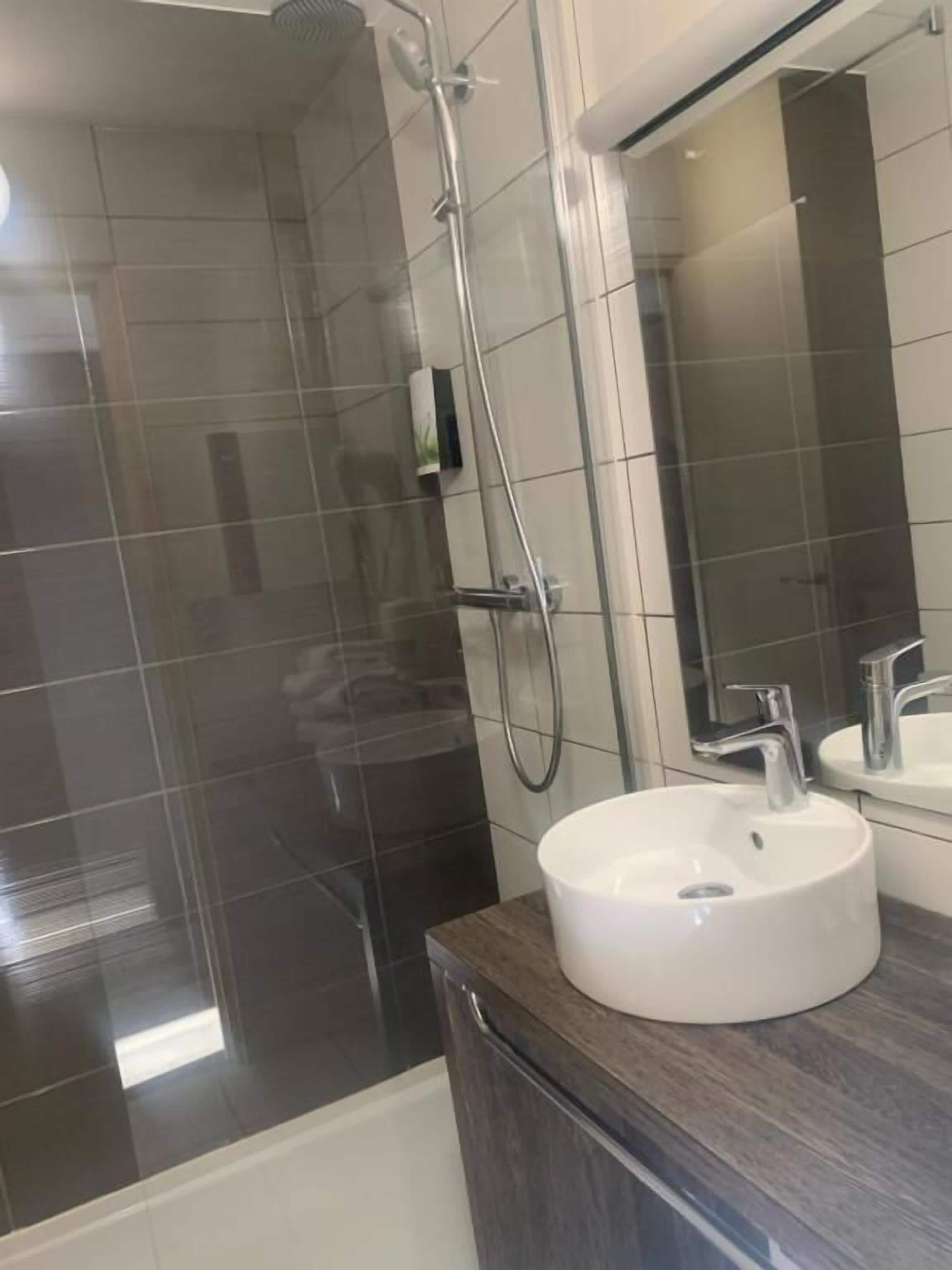 Habitación Confort con 2 camas individuales | Baño