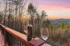 Property grounds - Blue Ridge Overlook Lodge | Blue Ridge, GA (Cherry Log)