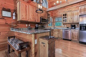 Fridge, microwave, oven, stovetop - Blue Ridge Overlook Lodge | Blue Ridge, GA (Cherry Log)