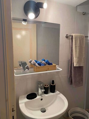 Shower - Apartment Sleeps 2 With Balcony (Kalymnos)