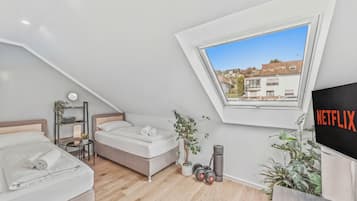 2 chambres, coffres-forts dans les chambres, fer et planche à repasser