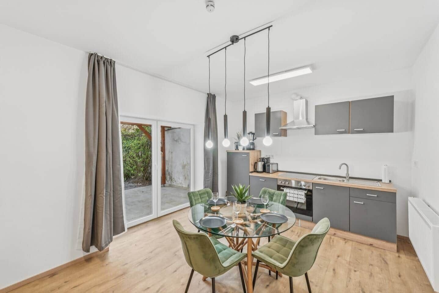 Kühlschrank, Mikrowelle, Ofen, Herdplatte