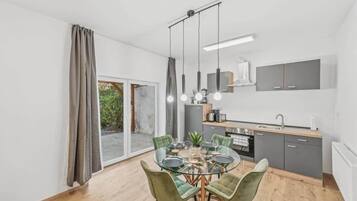 Kühlschrank, Mikrowelle, Ofen, Herdplatte