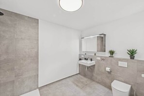 Bathroom - 15Min Center | Barrier-free - 60m² balcony & cinema (Trierweiler)