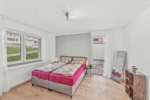 4 bedrooms, in-room safe, iron/ironing board, WiFi - 15Min Center | Barrier-free - 60m² balcony & cinema (Trierweiler)