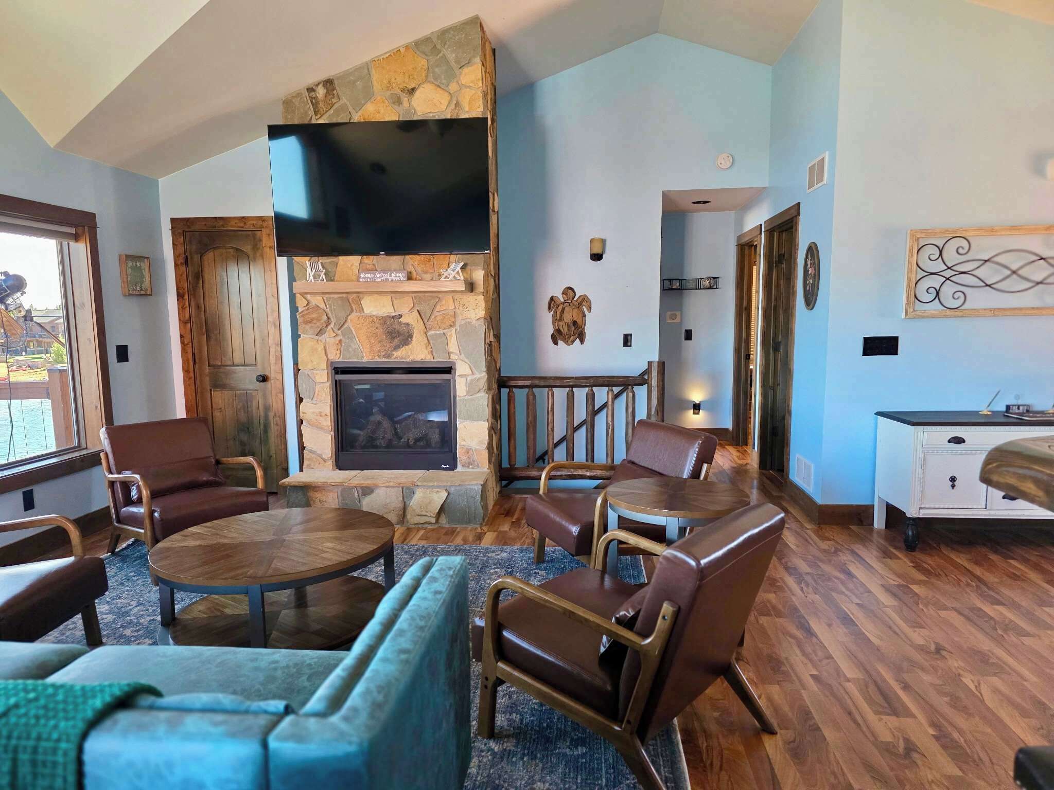 TV, fireplace