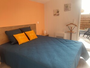 1 dormitorio, tabla de planchar con plancha, wifi y ropa de cama