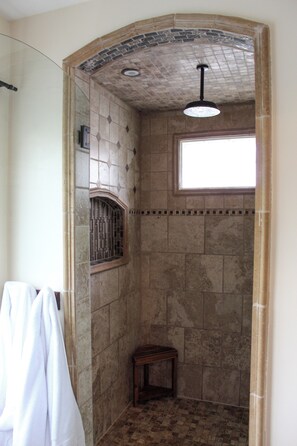 Shower, jetted bath, hair dryer, towels