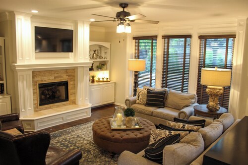 KC Pool Getaway!  5-bedroom house: private outdoor space with kitchen & patio!