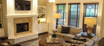 KC Pool Getaway!  5-bedroom house: private outdoor space with kitchen & patio!