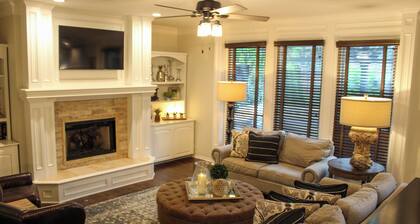 KC Pool Getaway! 5-bedroom house: private outdoor space with kitchen & patio!