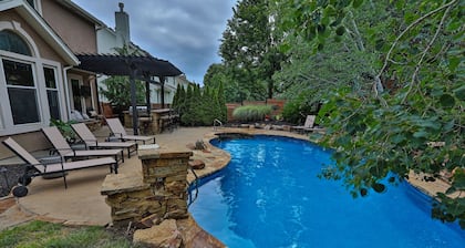 KC Pool Getaway! 5-bedroom house: private outdoor space with kitchen & patio!