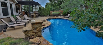 KC Pool Getaway! 5-bedroom house: private outdoor space with kitchen & patio!