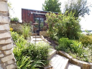 Double Room, 1 Double Bed, Non Smoking, Courtyard View | Property grounds