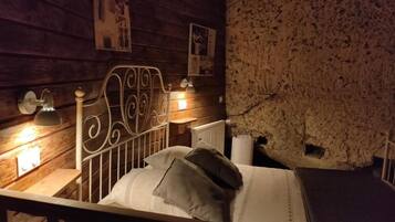 The troglodyte quadruple room of the Logis