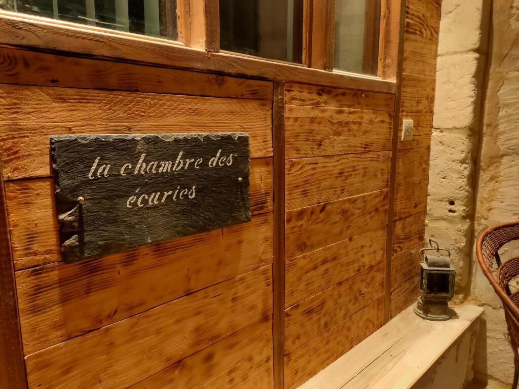 A wooden wall with a sign that reads 'la chambre des ecures.'
