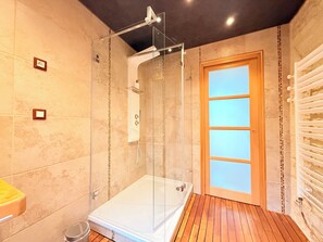 Dusche, Haartrockner, Handtücher, Seife