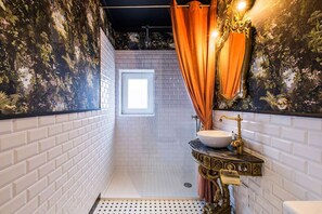 Dusche, Haartrockner, Handtücher, Shampoo