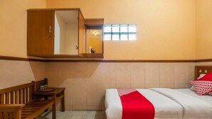 Desk, free WiFi, bed sheets - Luxury Deluxe DBL Retreat W/ Free WiFi and Parking (Bandung)