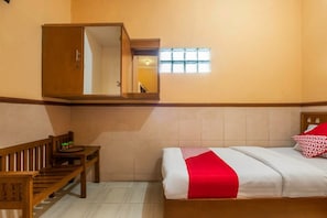 Escritorio, wifi gratis y ropa de cama 