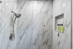 Regadera, secadora de cabello, toallas, shampoo 