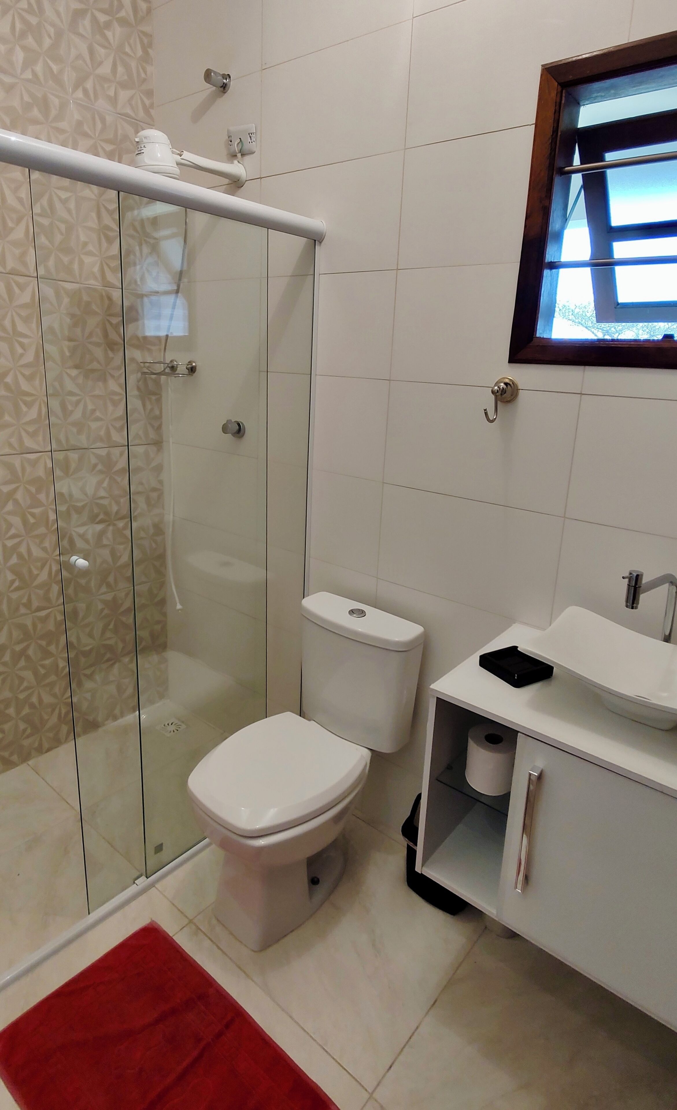 Combined shower/bathtub