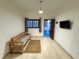 Casa geminada família, 2 quartos, no piso térreo | Sala de estar | Smart TV 42 polegadas com canais digitais, serviços de streaming