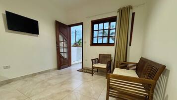 Superior Apartment, Garden View | Living room