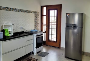 Geladeira grande, micro-ondas, fogão, cooktop
