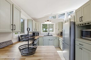 Fridge, microwave, oven, stovetop - Coeur d'Alene's Coeur de la Rivière (Coeur d'Alene)